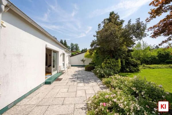 Immobilie in Alling - Viel Platz, viel Grün, viele Möglichkeiten – Bungalow mit Aufstockungsmöglichkeit - Bild 1