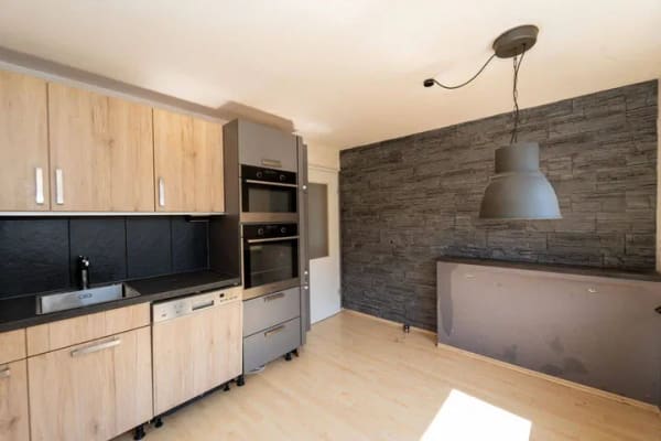 Immobilie in Albbruck - modernisierte EG-Wohnung in 2-Familienhaus - 4 Zimmer, Gartengrundstück, Speicher und Doppelgarage - Bild 2