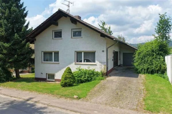 Immobilie in Wanfried - Stadtrand: Solides Einfamilienhaus für wohnen auf einer Ebene mit Garten und Garage - Bild 0