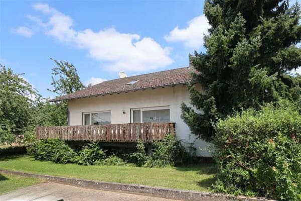 Immobilie in Wanfried - Stadtrand: Solides Einfamilienhaus für wohnen auf einer Ebene mit Garten und Garage - Bild 1