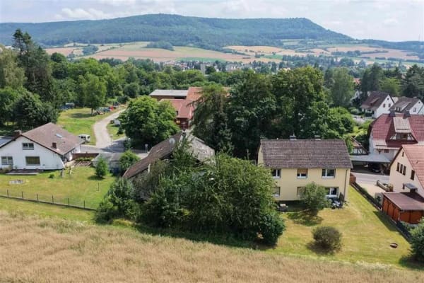 Immobilie in Wanfried - Stadtrand: Solides Einfamilienhaus für wohnen auf einer Ebene mit Garten und Garage - Bild 2
