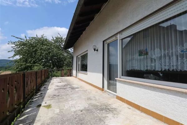 Immobilie in Wanfried - Stadtrand: Solides Einfamilienhaus für wohnen auf einer Ebene mit Garten und Garage - Bild 4