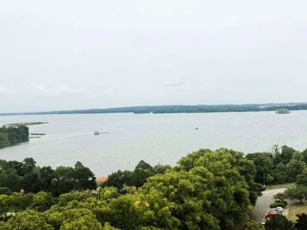 Immobilie in Plön - Sonnige 1-Zi.-Eigentumswohnung  mit Blick über die Seenlandschaft von Plön - Bild 1