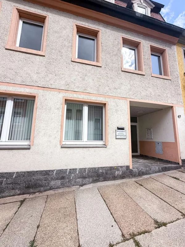Immobilie in Hohenstein-Ernstthal - Attraktives Mehrfamilienhaus mit großzügiger Gewerbeeinheit in zentraler Lage - Bild 1