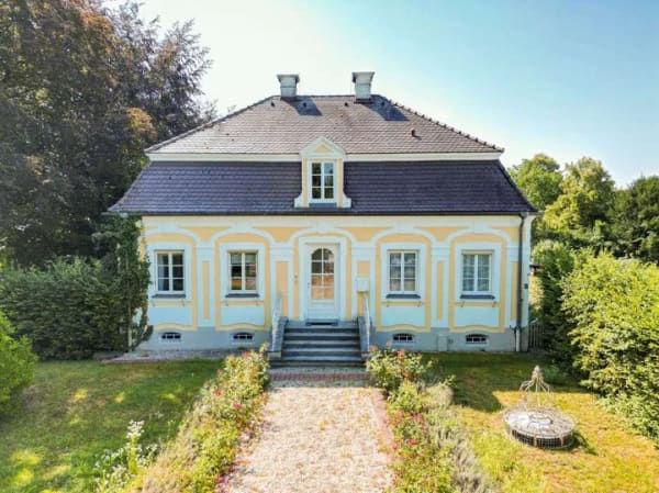 Immobilie in Künzing - Charmante Stadtvilla mit Einliegerwohnung, Weinkeller & großem Garten - Bild 0