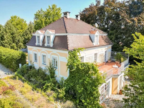 Immobilie in Künzing - Charmante Stadtvilla mit Einliegerwohnung, Weinkeller & großem Garten - Bild 1