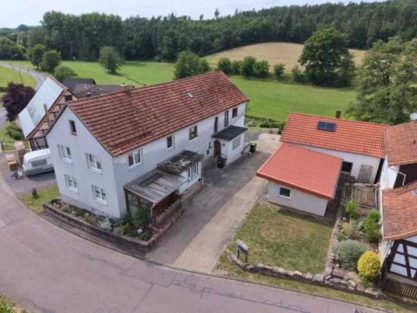 Immobilie in Weitramsdorf - Charmantes Wohnhaus mit teilrenoviertem Anbau und Nebengebäude in idyllischer Lage nahe Coburg - Bild 0