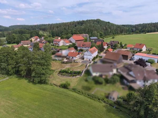 Immobilie in Weitramsdorf - Charmantes Wohnhaus mit teilrenoviertem Anbau und Nebengebäude in idyllischer Lage nahe Coburg - Bild 1