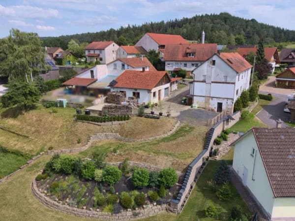Immobilie in Weitramsdorf - Charmantes Wohnhaus mit teilrenoviertem Anbau und Nebengebäude in idyllischer Lage nahe Coburg - Bild 2