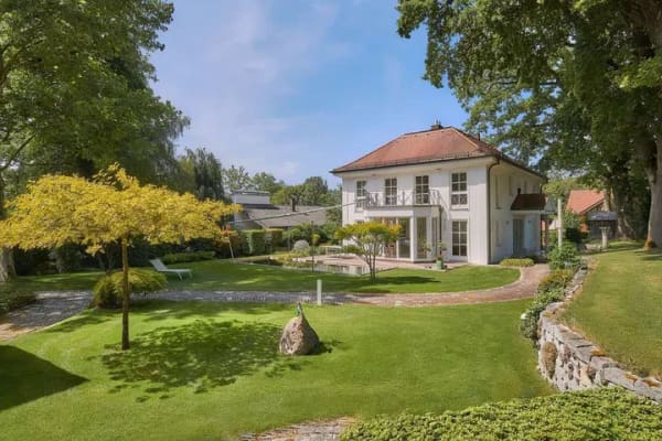 Immobilie in Münsing - Zeitlos elegante Villa mit Natur-Schwimmteich und prachtvollem Parkgarten in Ammerland - Bild 0