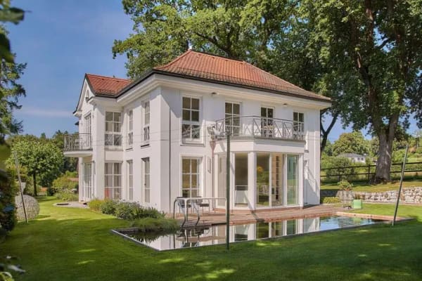 Immobilie in Münsing - Zeitlos elegante Villa mit Natur-Schwimmteich und prachtvollem Parkgarten in Ammerland - Bild 1