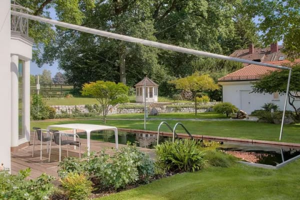 Immobilie in Münsing - Zeitlos elegante Villa mit Natur-Schwimmteich und prachtvollem Parkgarten in Ammerland - Bild 3