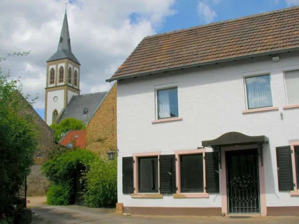 Immobilie in Langenlonsheim - Ein echtes Einzelstück: Gartenparadies mit Pool, Terrassen, Scheune & Garage, Wohnhaus mit 2 Wohnei - Bild 0