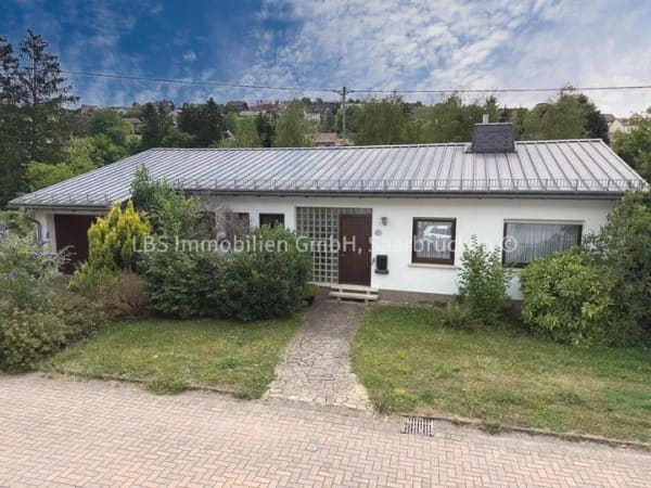 Immobilie in Marpingen - Einfamilienhaus mit Einliegerwohnung, Garage und großem Garten in verkehrsberuhigter Umgebung - Bild 0