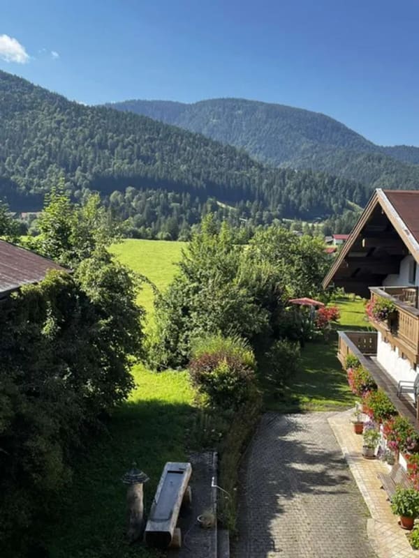 Immobilie in Reit im Winkl - ZAUBERHAFTE, SONNIGE, RENOVIERTE 3-ZIMMER-WOHNUNG MIT BERGBLICK - Bild 1
