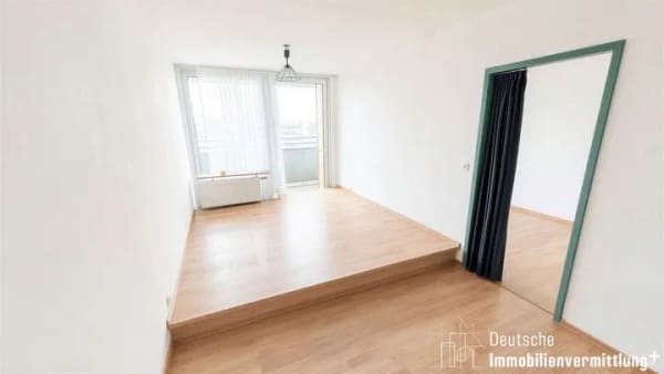 Immobilie in Ludwigshafen am Rhein - Für Selbstnutzer oder Kapitalanleger: Zwei-Zimmer-Wohnung mit Loggia, Tiefgarage und Keller - Bild 0