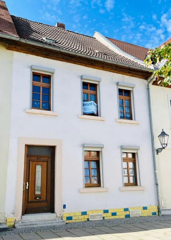 Immobilie in Bernburg - Mitten in Bernburg zuhause! Stadthaus mit Hof, Garten & Potenzial bis ca. 182 m² Wfl. - Bild 0