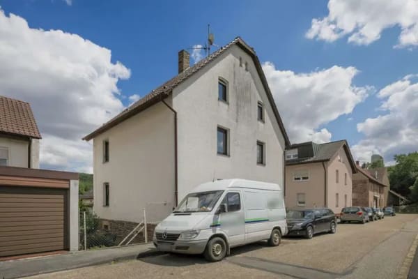 Immobilie in Kämpfelbach - Zweifamilienhaus mit Garten und Süd-Balkon – sanierungsbedürftig mit Potenzial! - Bild 1