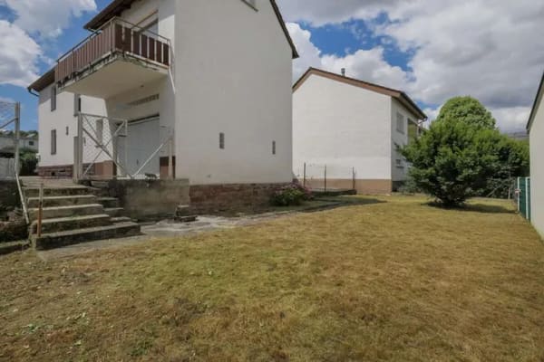 Immobilie in Kämpfelbach - Zweifamilienhaus mit Garten und Süd-Balkon – sanierungsbedürftig mit Potenzial! - Bild 2