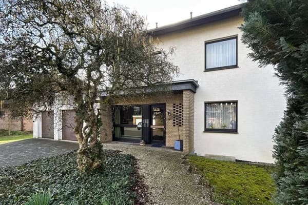 Immobilie in Hövelhof - Großzügiges Wohnen in diesem Einfamilienhaus mit großem Garten, Doppelgarage und Schwimmhalle - Bild 0