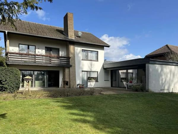 Immobilie in Hövelhof - Großzügiges Wohnen in diesem Einfamilienhaus mit großem Garten, Doppelgarage und Schwimmhalle - Bild 1