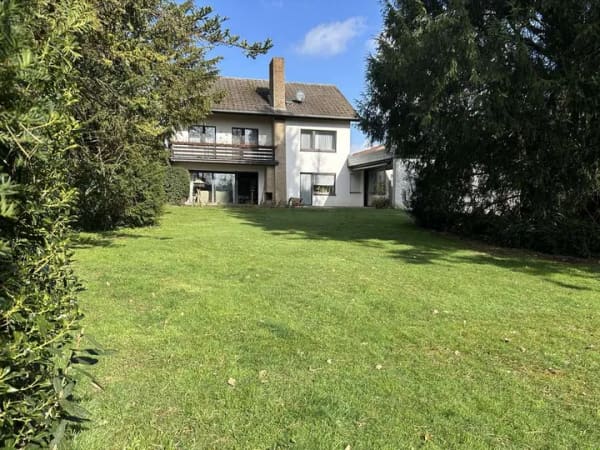 Immobilie in Hövelhof - Großzügiges Wohnen in diesem Einfamilienhaus mit großem Garten, Doppelgarage und Schwimmhalle - Bild 2