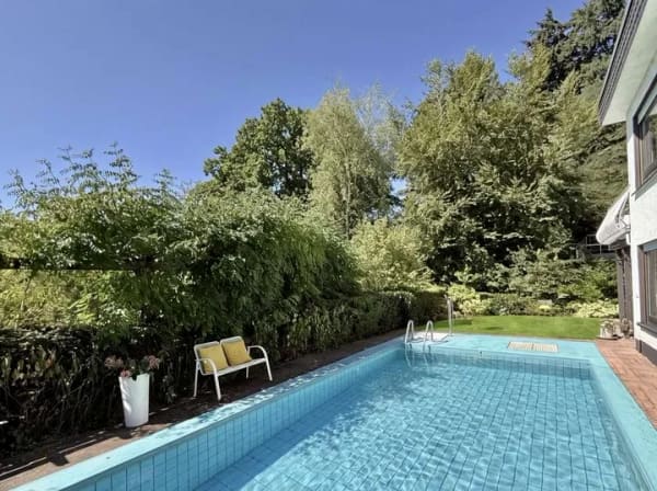 Immobilie in Schlangenbad - PURE LEBENSQUALITÄT AM WALDRAND VON GEORGENBORN! GROSSES FAMILIENDOMIZIL MIT POOL - Bild 2