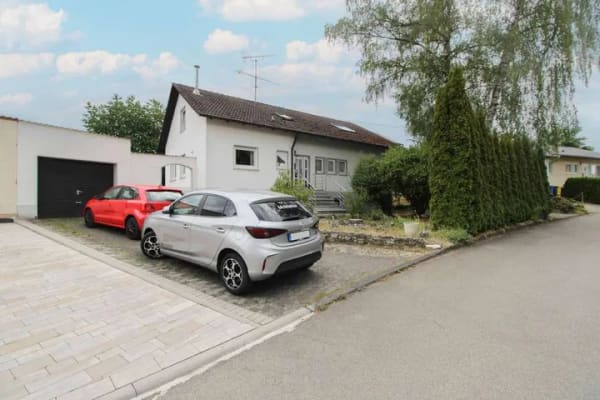 Immobilie in Denkingen - Einfamilienhaus mit Einliegerwohnung, großem Garten und zahlreichen Stellplätzen - Bild 0