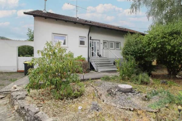 Immobilie in Denkingen - Einfamilienhaus mit Einliegerwohnung, großem Garten und zahlreichen Stellplätzen - Bild 1