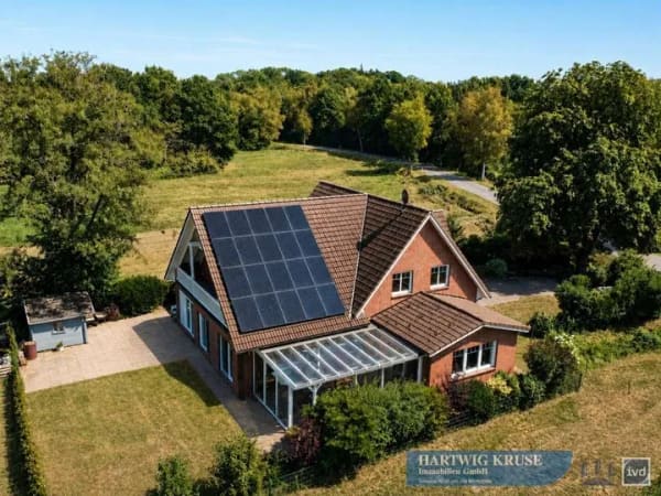 Immobilie in Hechthausen - Modernes Einfamilienhaus mit viel Platz auf weitläufigem Grundstück sucht neuen Eigentümer - Bild 1