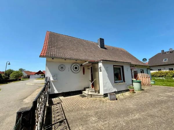 Immobilie in Osterwieck - Freistehendes Einfamilienhaus mit Ausbaupotenzial, großem Grundstück und sonniger Südausrichtung - Bild 1