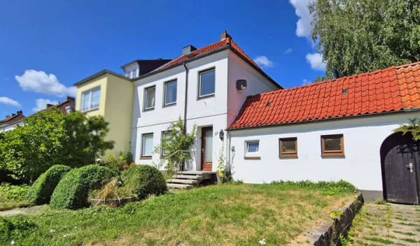 Immobilie in Eckernförde - Handwerker aufgepasst: Sanierungsbedürftige Doppelhaushälfte mit 4 Zimmern und Hobby-Werkstatt. Groß - Bild 1