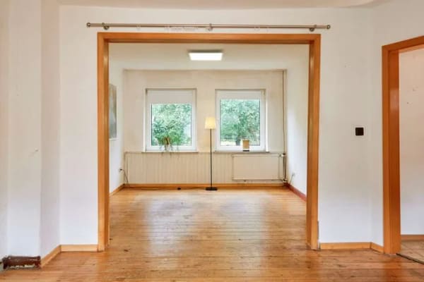 Immobilie in Eckernförde - Handwerker aufgepasst: Sanierungsbedürftige Doppelhaushälfte mit 4 Zimmern und Hobby-Werkstatt. Groß - Bild 3