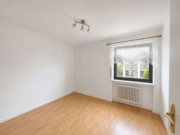 Immobilie in Aichach - Freundliche, helle 3-ZKB mit Einbauküche und Balkon in Aichach! - Bild 4