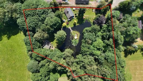 Immobilie in Ehrenfriedersdorf - Traumhaftes Gartengrundstück mit großem Teich & 2 massiven,  schönen Bungalows in Ehrenfriedersdorf - Bild 1