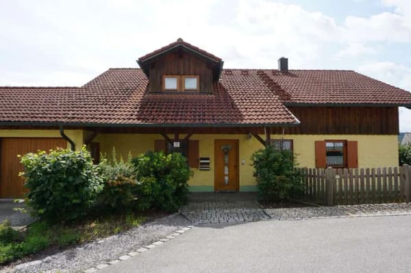 Immobilie in Walderbach - Gemütliches Zuhause – Einfamilienhaus mit  Einliegerwohnung, Kachelofen & schönem Garten!!! - Bild 1