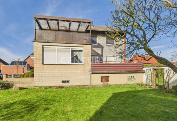 Immobilie in Garbsen - Zweifamilienhaus in Garbsen-Stelingen - massiv und unterkellert - wartet auf Erfrischungskur - Bild 1