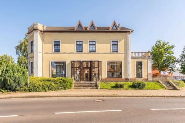 Immobilie in Neustadt (Dosse) - KENSINGTON - Exklusiv - großzügiges Mehrfamilienhaus mit 4 Wohnungen und Gewerbe am Bahnhof Neustadt - Bild 0