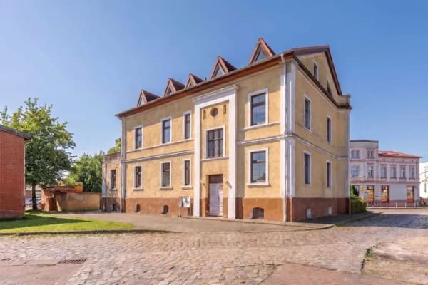 Immobilie in Neustadt (Dosse) - KENSINGTON - Exklusiv - großzügiges Mehrfamilienhaus mit 4 Wohnungen und Gewerbe am Bahnhof Neustadt - Bild 1