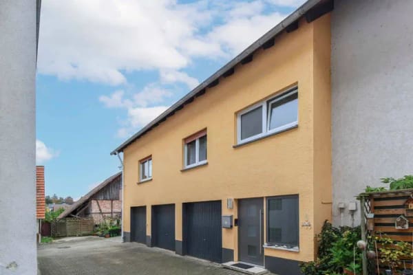 Immobilie in Sinzheim - Zwei Wohneinheiten unter einem Dach - mit 3 Garagen & Innenhof in Sinzheim-Winden - Bild 1