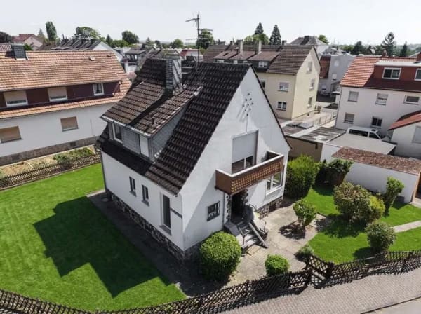 Immobilie in Walluf - Einfamilienhaus in Walluf mit großem Grundstück, Garage und flexiblem Nutzungskonzept - Bild 0