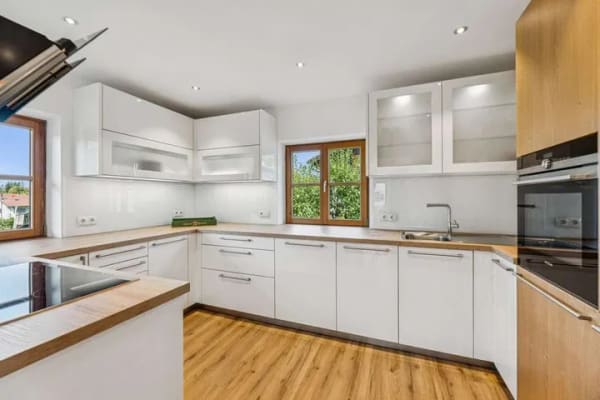 Immobilie in Kochel am See - Vom Wochenende zum Zuhause – umfassend modernisiertes Haus mit Garten und großzügiger Balkonterrasse - Bild 1