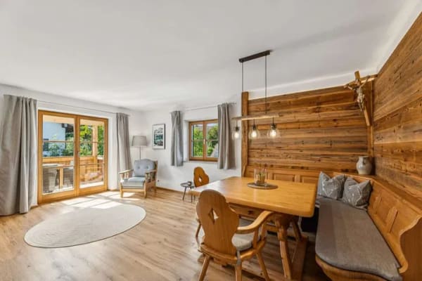 Immobilie in Kochel am See - Vom Wochenende zum Zuhause – umfassend modernisiertes Haus mit Garten und großzügiger Balkonterrasse - Bild 2