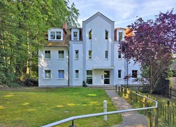 Immobilie in Zinnowitz - Insel-Domizil in begehrter Glienberglage: Attraktive Erdgeschosswohnung mit großzügigem Eckbalkon - Bild 0