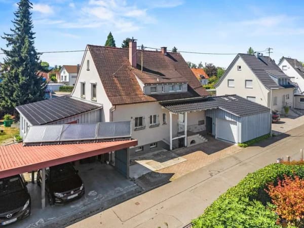 Immobilie in Meckenbeuren - Klein aber fein - 4-Zimmer-Dachgeschosswohnung mit Garage und Carport - Bild 1
