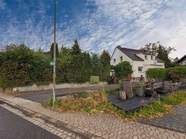 Immobilie in Kirchwald - Gemütliches Einfamilienhaus mit Garten, Terrasse und großzügiger Garage  - Bild 1