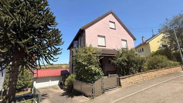 Immobilie in Erdmannhausen - Traumhafte Aussicht und viel Platz! - Bild 1
