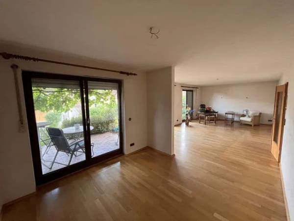 Immobilie in Obertraubling - Gepflegtes 5 Zi. Einfamilienhaus + 1 Zi. Einlieger-Apartment in Piesenkofen/Obertraubling - Bild 1