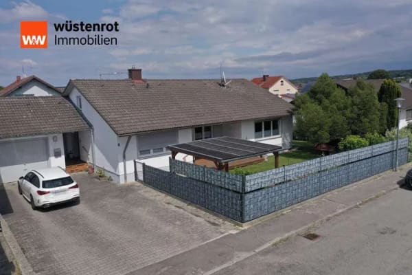 Immobilie in Aham - Gepflegter Bungalow mit Garage, überdachter Terrasse und sonnigem Garten in ruhiger Wohnlage in Aham - Bild 0
