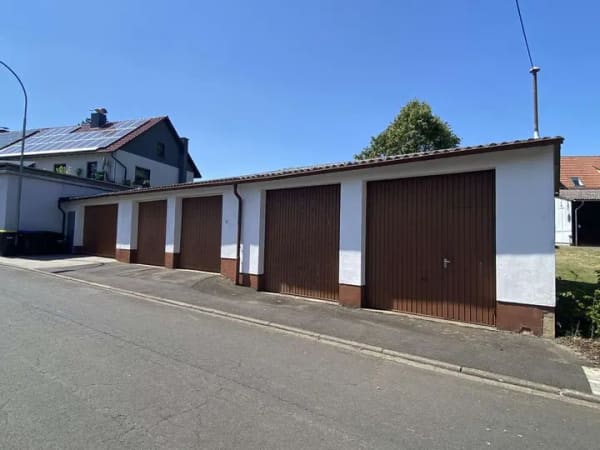 Immobilie in Grebenhain - Land Lust -  gepflegtes Einfamilienhaus mit 4er-Garagenkomplex und Scheune - Bild 1